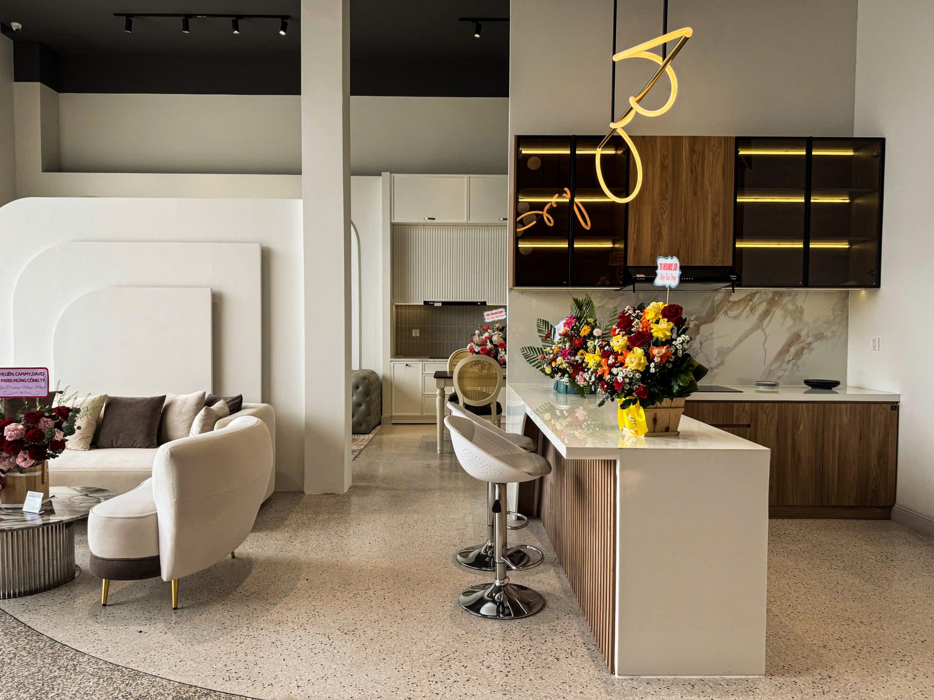showroom scaled