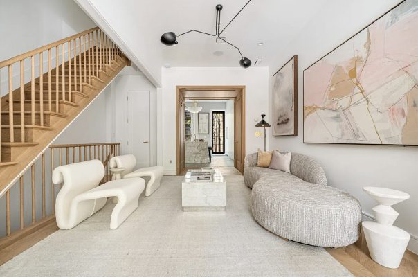 Modern living room in warm minimalist design by DECORILLA designer Leanna S.